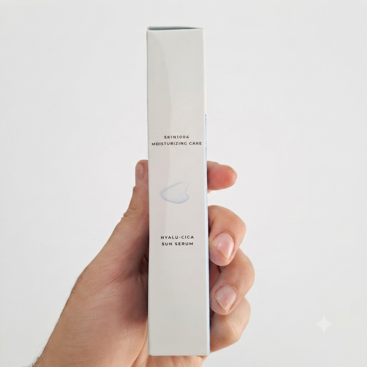 نمای کناری جعبه ضد آفتاب سرمی SKIN1004 Hyalu-Cica Sun Serum