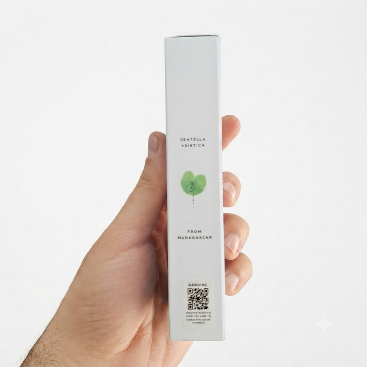 نمای کناری جعبه ضد آفتاب SKIN1004 با لوگوی Centella Asiatica