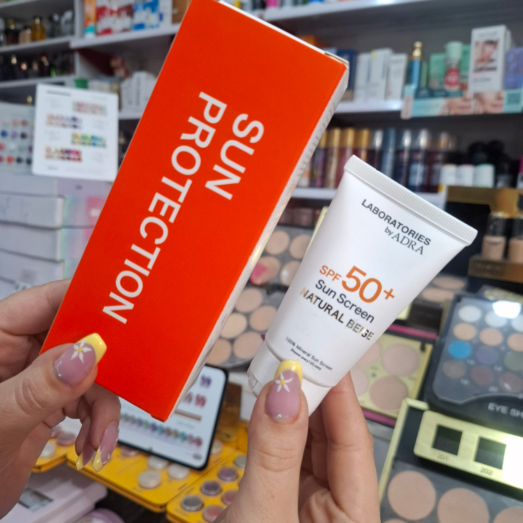 جعبه ضد آفتاب رنگی ژلی SPF50+ لابراتواریز بژ طبیعی با محافظت UVA و UVB در آرایشی نرگسی