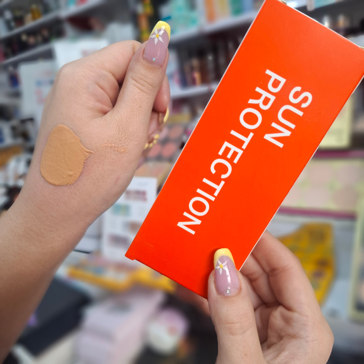 جعبه ضد آفتاب رنگی ژلی SPF50+ لابراتواریز بژ طبیعی با محافظت UVA و UVB در آرایشی نرگسی