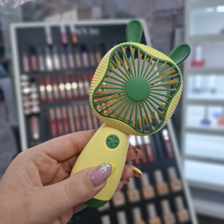 نمای روبرو مینی فن دستی شارژی طرح خرگوشی مدل DD8036 مناسب اکستنشن مژه و استفاده روزانه در آرایشی نرگسی