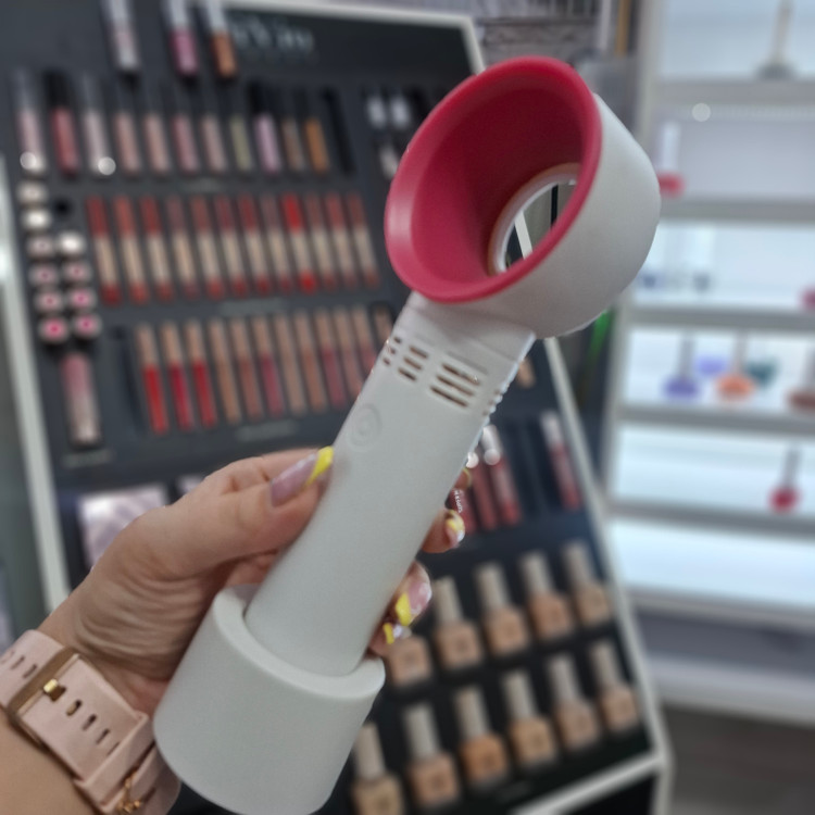 نمای جانبی مینی فن دستی بدون پره شارژی ZERO 9 مناسب اکستنشن مژه و استفاده روزانه در آرایشی نرگسی