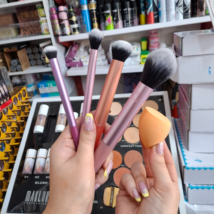 ست براش آرایشی ریل تکنیکس Everyday Essentials به همراه اسفنج آرایشی مناسب کرم پودر، کانتور، رژگونه و سایه چشم در آرایشی نرگسی کرمانشاه