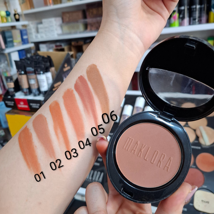 رژگونه پودری مکلورا Maklora Blush با بافت نرم و رنگدهی طبیعی مناسب آرایش روزانه و حرفهای در فروشگاه آرایشی نرگسی