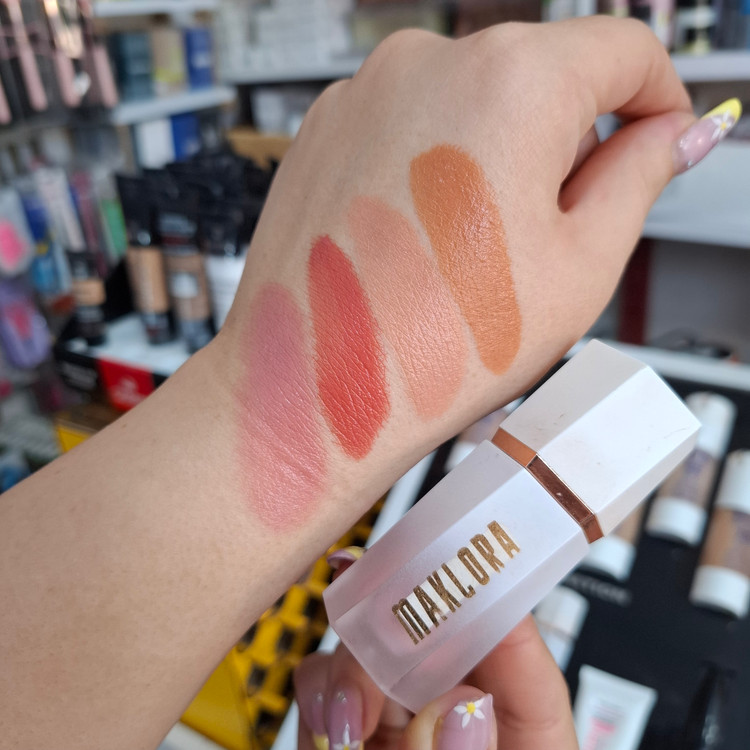 رژگونه مایع مک لورا Maklora Liquid Blush در چهار رنگ مختلف با بافت سبک و جلوه طبیعی در آرایشی نرگسی