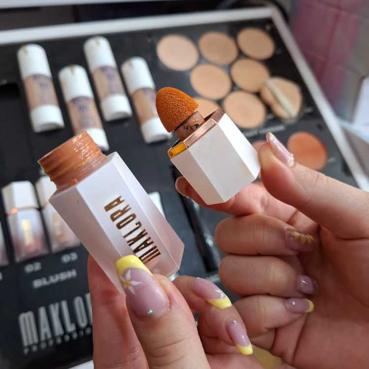 رژگونه مایع مک لورا Maklora Liquid Blush در چهار رنگ مختلف با بافت سبک و جلوه طبیعی در آرایشی نرگسی