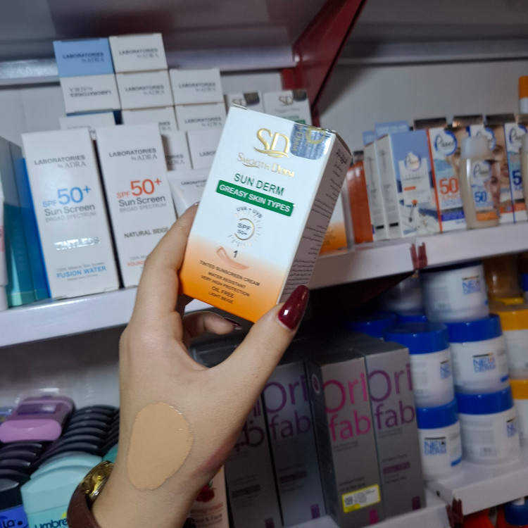 ضدآفتاب اسموت درم SPF 50+ مناسب پوست چرب و خشک