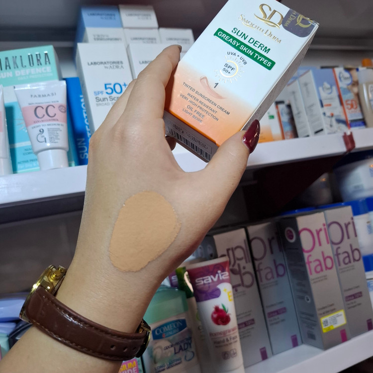 ضدآفتاب اسموت درم SPF 50+ مناسب پوست چرب و خشک