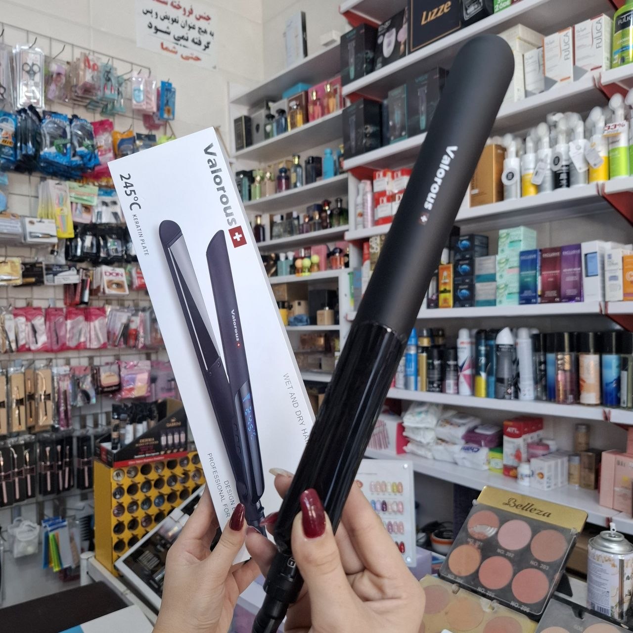 نمای نزدیک اتو مو حرفهای والوروس VL-303 با طراحی ارگونومیک و بدنه مشکی مات در آرایشی نرگسی کرمانشاه